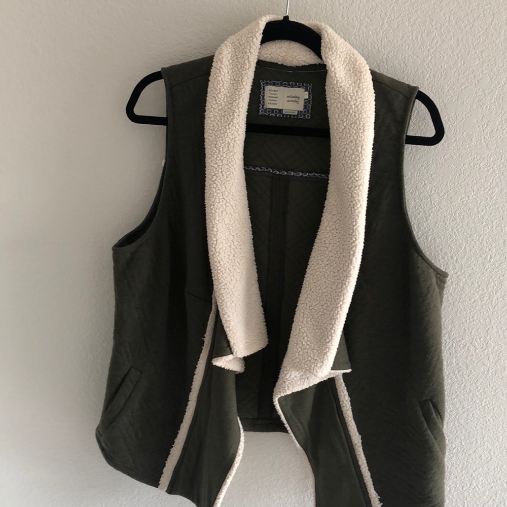 ✨Anthropologie Sherpa collar olive vest✨size L